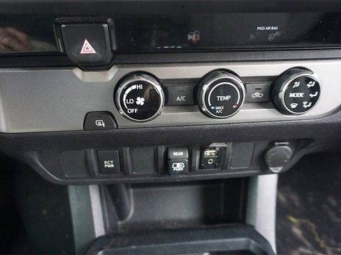 Used 2018 Toyota Tacoma SR5 image 12