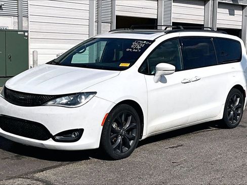 Used 2019 Chrysler Pacifica Limited w/ S Appearance Package image 2