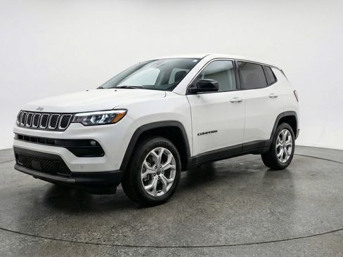 Used 2025 Jeep Compass Latitude image 3