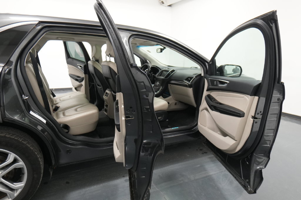 Used 2017 Ford Edge Titanium w/ Technology Package AWD/4WD image 32