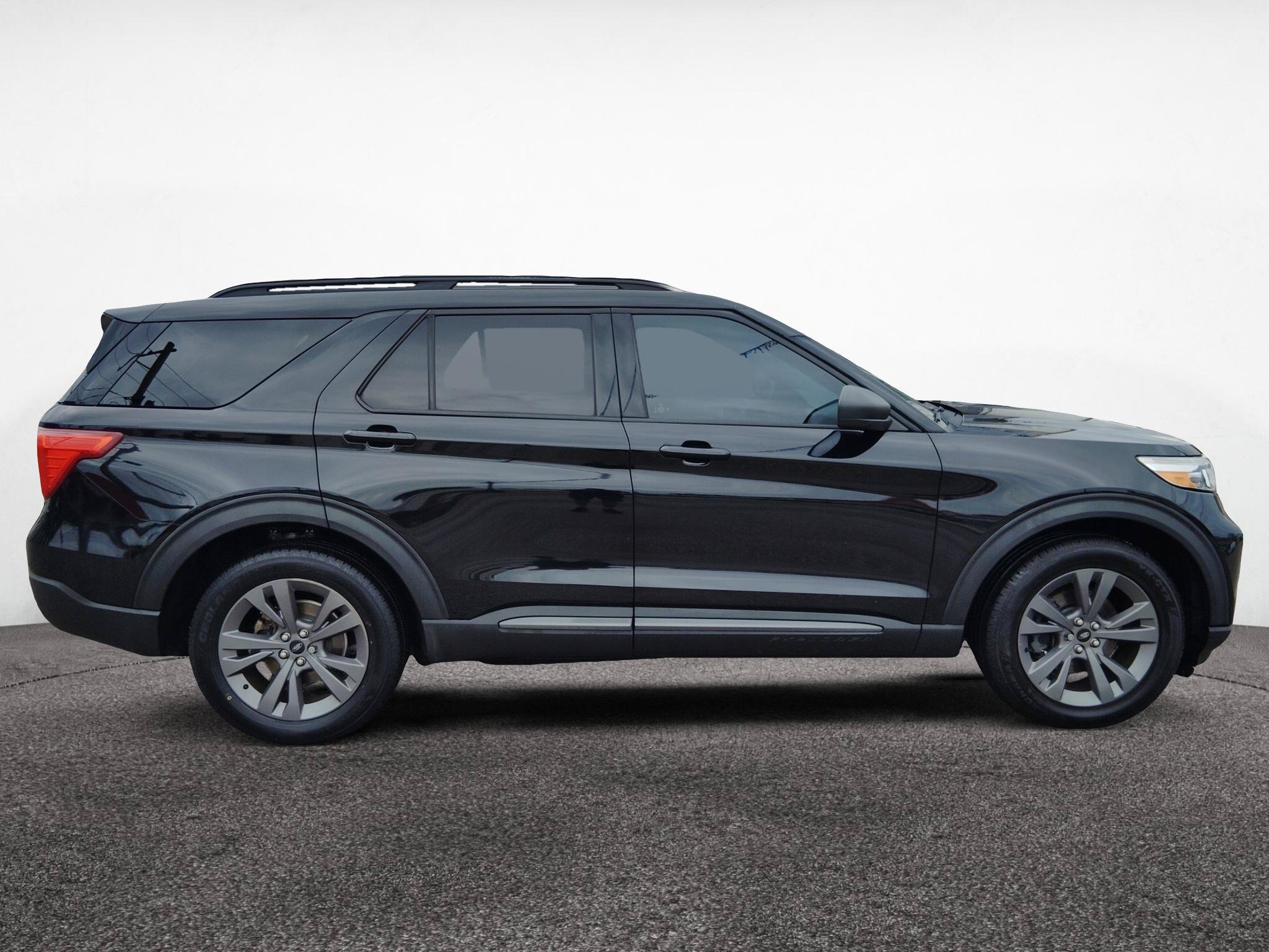 Used 2021 Ford Explorer XLT w/ Equipment Group 202A AWD/4WD image 8