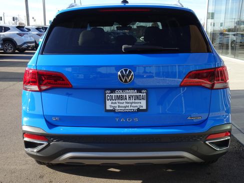 Used 2022 Volkswagen Taos SE w/ Panoramic Sunroof Package image 4