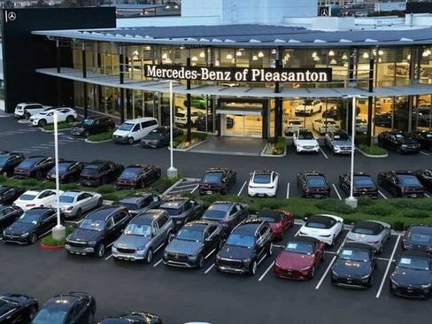 Used 2022 Toyota Prius Prime XLE FWD image 3