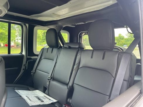 Used 2024 Jeep Wrangler Unlimited Sahara AWD/4WD image 16