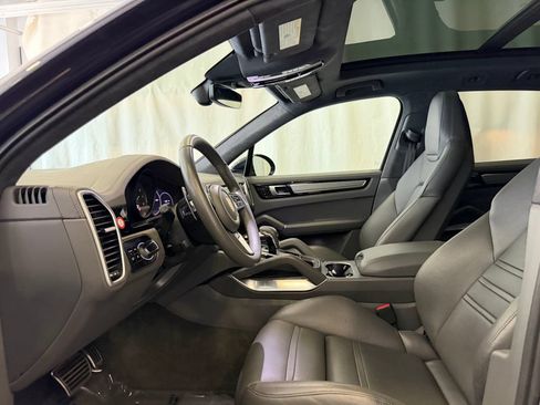 Certified 2019 Porsche Cayenne Turbo AWD/4WD image 5