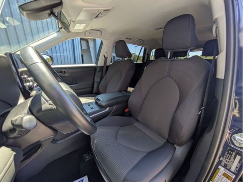 Used 2025 Toyota Highlander LE FWD image 24