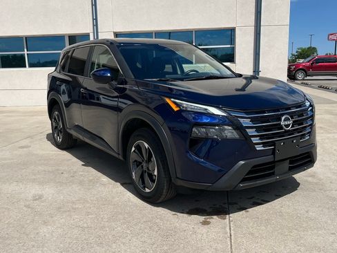 Used 2025 Nissan Rogue SV AWD/4WD image 2