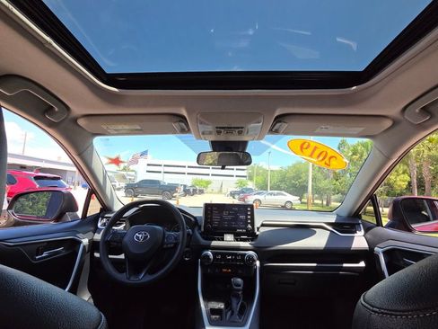 Used 2019 Toyota RAV4 XLE w/ Convenience Package FWD image 4
