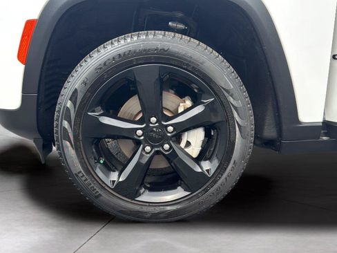 Used 2023 Jeep Grand Cherokee Limited w/ Black Appearance Package AWD/4WD image 29