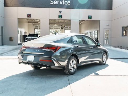 New 2026 Hyundai Elantra SE image 7