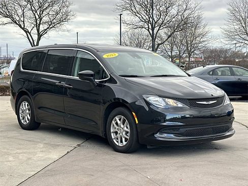 Used 2023 Chrysler Voyager LX image 7