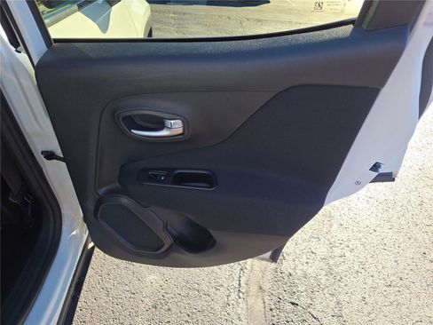 Certified 2020 Jeep Renegade Latitude image 9