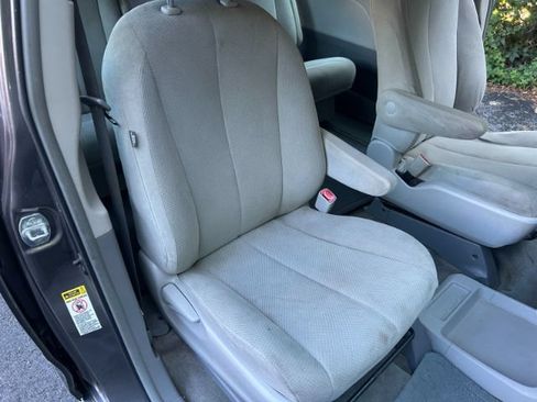 Used 2013 Toyota Sienna L w/ Towing Pkg FWD image 21