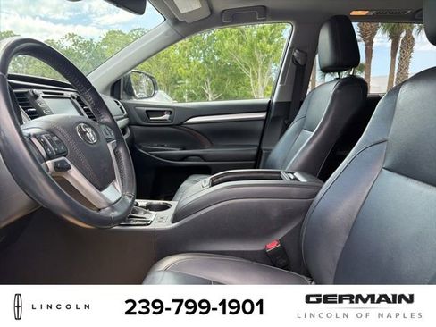 Used 2019 Toyota Highlander XLE w/ Carpet Mat Package (TMS) AWD/4WD image 12