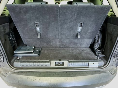 Used 2024 Land Rover Discovery S image 18