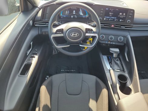 Used 2026 Hyundai Elantra SE FWD image 8