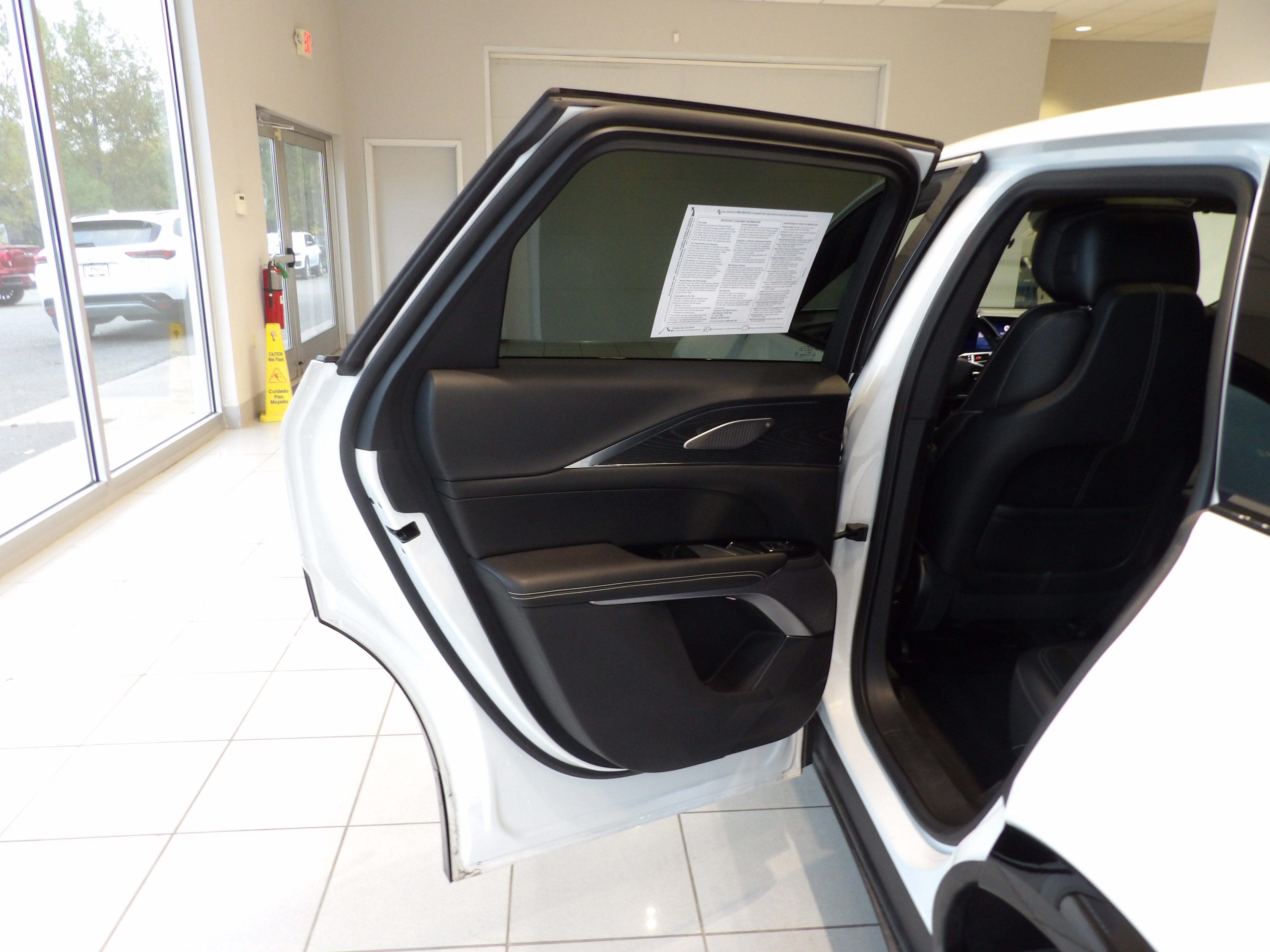 Used 2024 Cadillac Lyriq Luxury AWD/4WD image 18