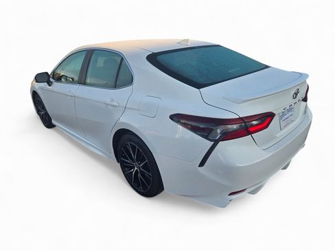 Used 2023 Toyota Camry SE image 3