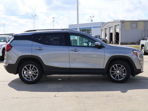 Used 2024 GMC Terrain SLT image 21