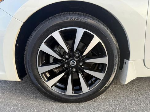 Used 2018 Nissan Altima 2.5 SL w/ 2.5 SL Technology Package FWD image 18