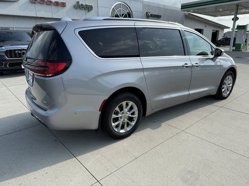 Used 2021 Chrysler Pacifica Touring-L w/ Premium & Safety Sphere Group AWD/4WD image 8