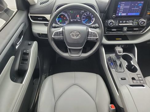 Used 2023 Toyota Highlander XLE FWD image 20