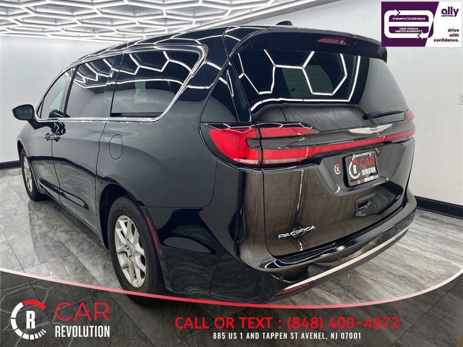 Used 2023 Chrysler Pacifica Touring-L FWD image 5