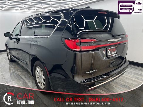 Used 2023 Chrysler Pacifica Touring-L FWD image 5
