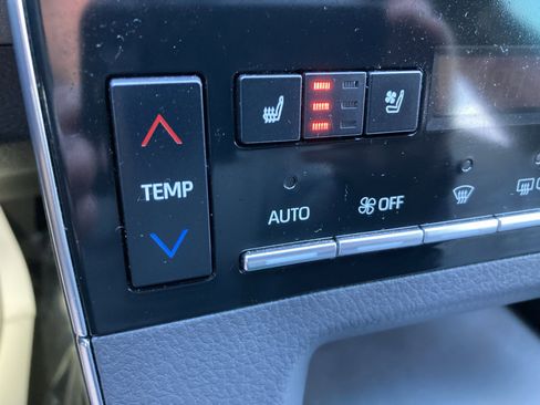 Used 2022 Toyota Avalon Limited image 27