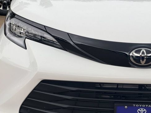 New 2026 Toyota Sienna XLE Woodland Edition AWD/4WD image 4