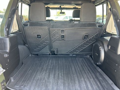Used 2021 Jeep Wrangler Unlimited Rubicon w/ Xtreme Recon 35" Tire Package AWD/4WD image 11