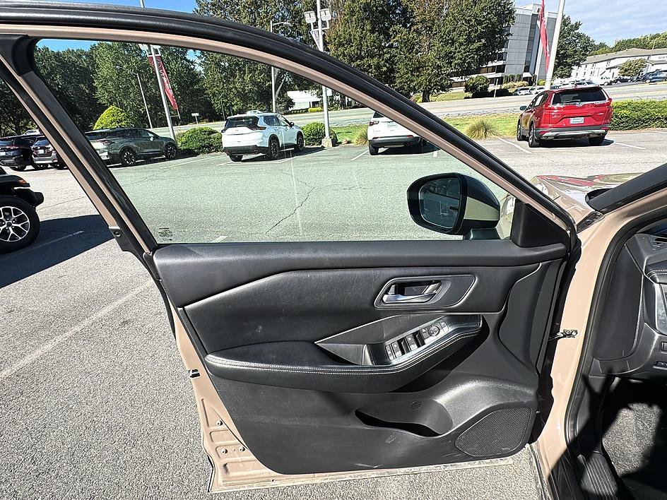 Certified 2025 Nissan Rogue SV AWD/4WD image 17