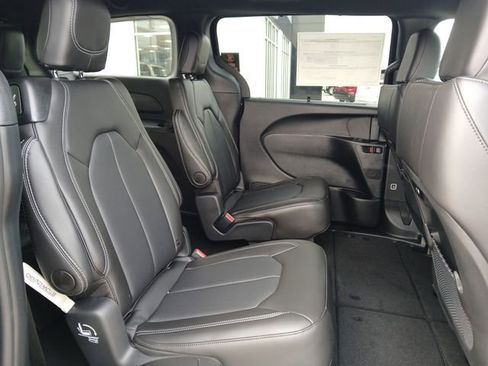 New 2026 Chrysler Pacifica Select image 16