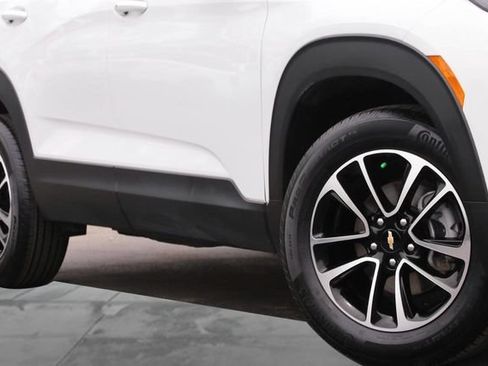 Used 2025 Chevrolet TrailBlazer LT AWD/4WD image 3