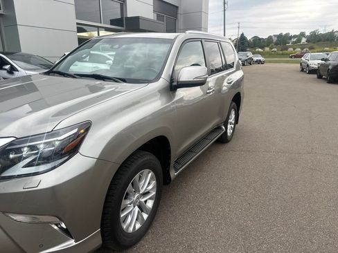 Certified 2022 Lexus GX 460 Premium w/ Premium Package AWD/4WD image 2
