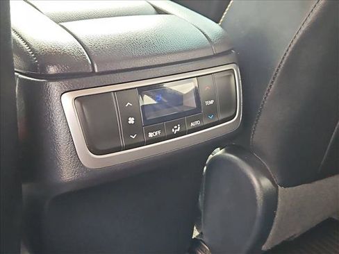 Used 2019 Toyota Highlander XLE AWD/4WD image 17