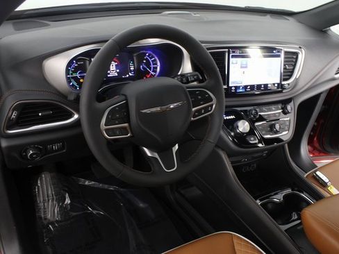 Used 2025 Chrysler Pacifica Pinnacle image 9