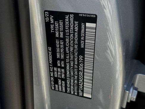 Certified 2024 Porsche Macan image 30