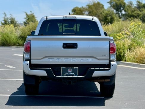 Used 2022 Toyota Tacoma TRD Off-Road w/ Technology Package AWD/4WD image 9