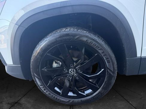 Used 2024 Volkswagen Taos SE image 14