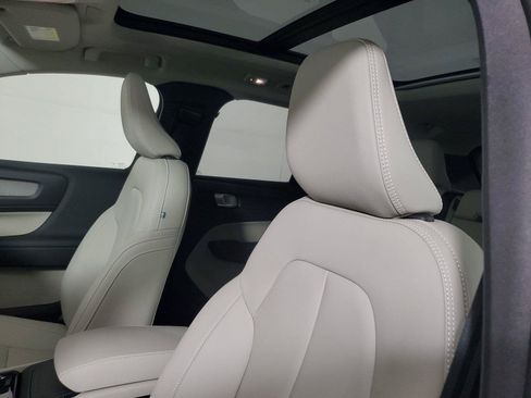 Certified 2025 Volvo XC40 B5 Plus w/ Protection Package Premier AWD/4WD image 23