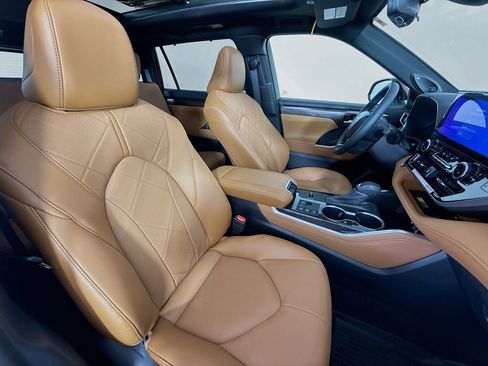 New 2026 Toyota Highlander Platinum AWD/4WD image 32