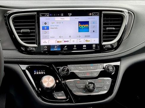 New 2026 Chrysler Pacifica Select image 8