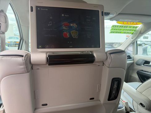 Used 2017 Chrysler Pacifica Platinum FWD image 19