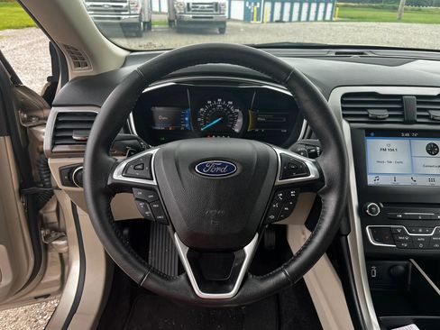 Used 2017 Ford Fusion SE w/ Fusion SE Technology Package FWD image 15