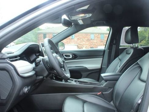 Used 2025 Jeep Compass Limited AWD/4WD image 12