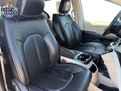 Used 2024 Chrysler Pacifica Touring-L FWD image 15