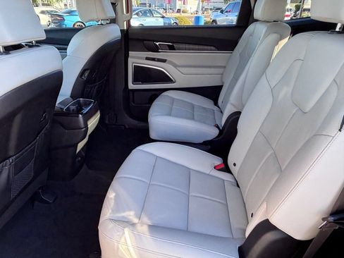 Used 2024 Kia Telluride EX w/ EX Captain's Chair Package FWD image 16