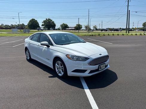 Used 2018 Ford Fusion SE FWD image 1