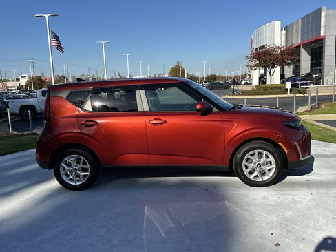 Used 2023 Kia Soul LX w/ LX Technology Package image 11